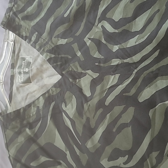 Butter-Soft Stretch Camo Print Scrub Top - Picture 5 of 5